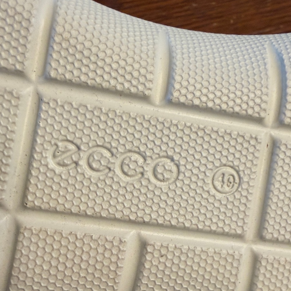Ecco NWOT women sz 40 Shiny gold Sneakers - Picture 8 of 9